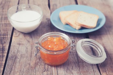 Bir tabloda Vintage Kahvaltı.