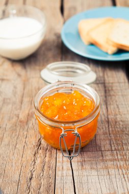 Evde kahvaltı için portakal marmelat.