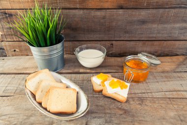 ahşap bir masaya Servis Kahvaltı