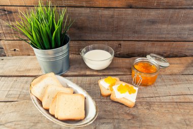Süt ile kahvaltı ve taze peynir ve reçel tost.