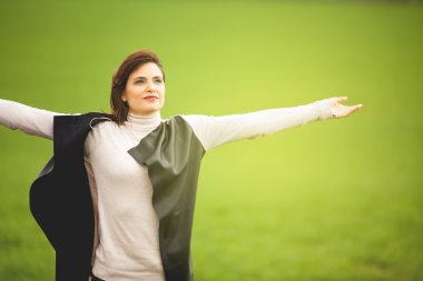 Yetişkin kadın manevi bir şekilde nefes. Refah kavramı.