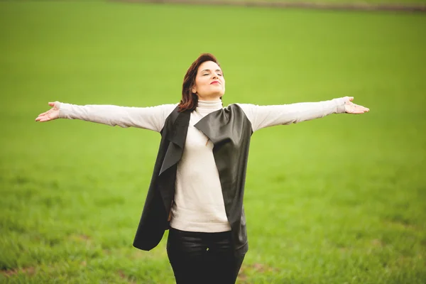 Eine erwachsene Frau atmet spirituell. Wohlfühlkonzept. — Stockfoto