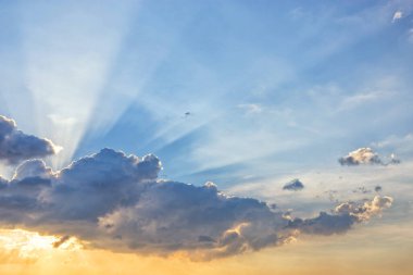 Güneş ışığı bulutların arasında parlıyor.