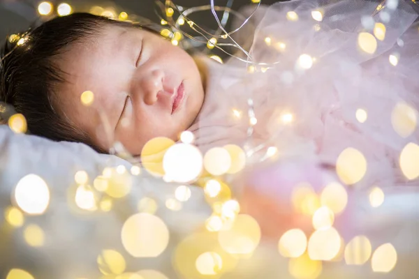 Спить Новонароджена Дитина Покриття Тканини Світлому Фоні Боке — стокове фото