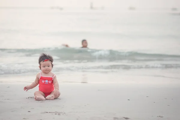 Bebê Menina Vestir Roupa Banho Vermelho Sentar Praia Atrás Mar — Fotografia de Stock