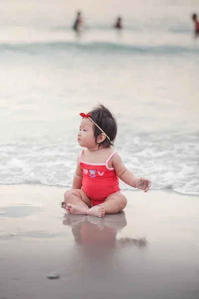 Bebê Menina Vestir Roupa Banho Vermelho Sentar Praia Atrás Mar — Fotografia de Stock