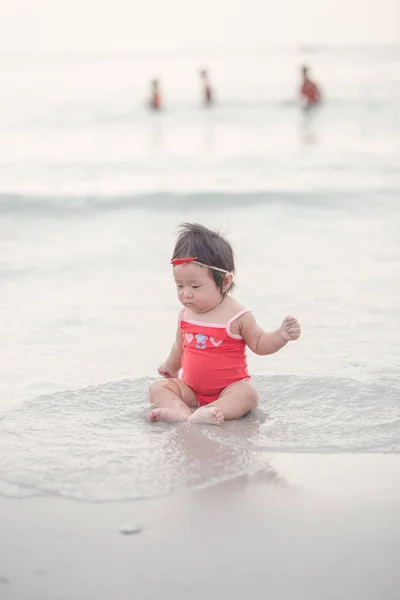 Bebê Menina Vestir Roupa Banho Vermelho Sentar Praia Atrás Mar — Fotografia de Stock