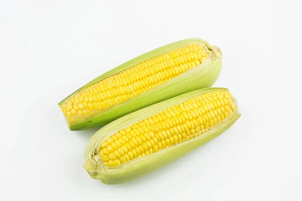 Beyaz arka planda izole edilmiş iki taze mısır