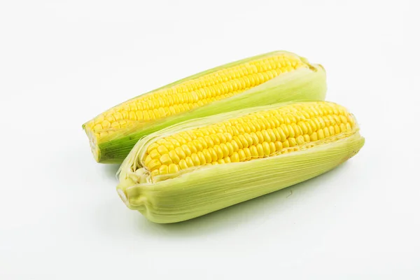 Дві Свіжі Кукурудзи Ізольовані Білому Тлі — стокове фото