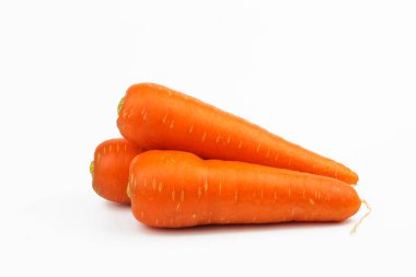 Beyaz arka planda yalıtılmış havuç ve sebze