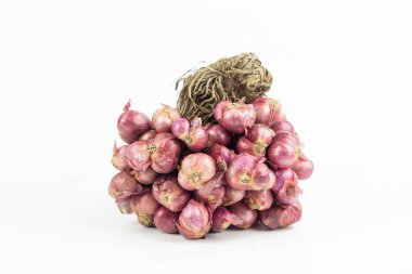 Beyaz arkaplanda izole edilmiş Shallot veya Shallot demeti