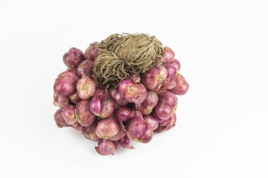 Beyaz arkaplanda izole edilmiş Shallot veya Shallot demeti