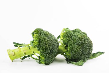 Beyaz arkaplanda izole edilmiş taze brokoli