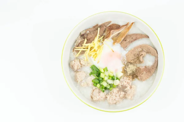 Üst manzara pirinç lapası ve beyaz arka planda izole edilmiş kıymalı domuz eti.