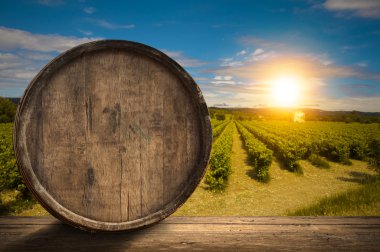 wodden varil üzerinde şarap kadehi