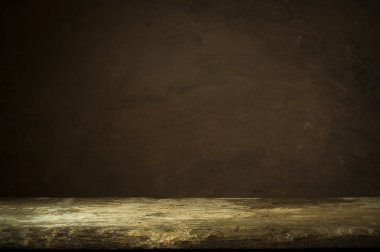 Ormanda duvar odadaki Vintage ahşap masa.