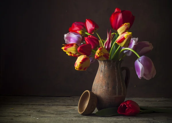 Martwa natura z kolorowymi tulipanami — Zdjęcie stockowe