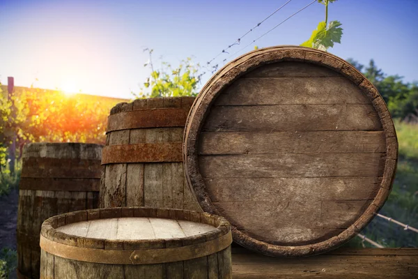 Rotwein mit Fass auf Weinberg in der grünen Toskana, Italien — Stockfoto