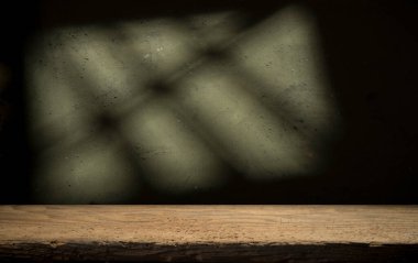 Yeşil grunge arka planında ahşap güverte masası olan arkaplan