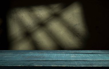 Yeşil grunge arka planında ahşap güverte masası olan arkaplan