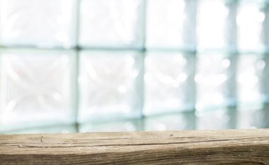 Yeşil grunge arka planında ahşap güverte masası olan arkaplan