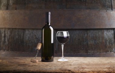 Bir şişe şarabı etiketli bir kadın tutuyor.