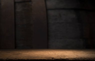 fıçının arka planı ve aşınmış eski ahşap masa