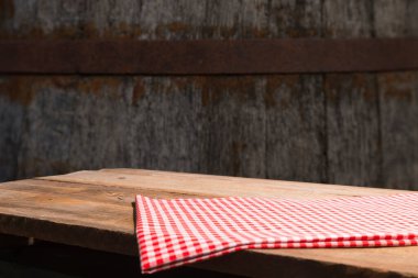 fıçının arka planı ve aşınmış eski ahşap masa