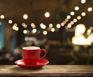 Bulanık kahve dükkanının arka planında bir bardak kapuçino.