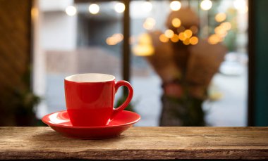 Bulanık kahve dükkanının arka planında bir bardak kapuçino.