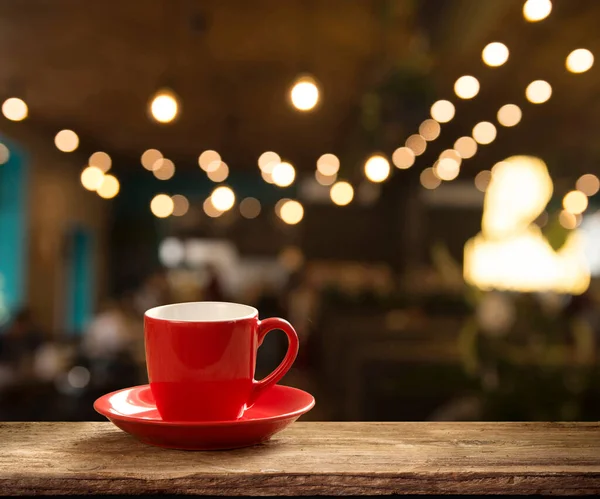 Bulanık kahve dükkanının arka planında bir bardak kapuçino.