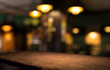 Barın üstü koyu kahverengi ve bardağın için boş alan