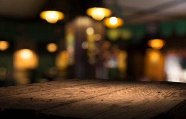 Barın üstü koyu kahverengi ve bardağın için boş alan