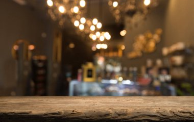 Barın üstü koyu kahverengi ve bardağın için boş alan