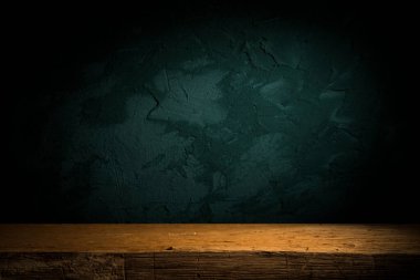 Yeşil grunge arka planında ahşap güverte masası olan arkaplan
