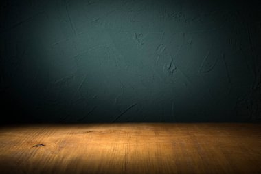 Yeşil grunge arka planında ahşap güverte masası olan arkaplan