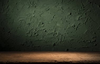 Yeşil grunge arka planında ahşap güverte masası olan arkaplan