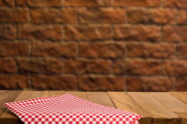 Yeşil grunge arka planında ahşap güverte masası olan arkaplan