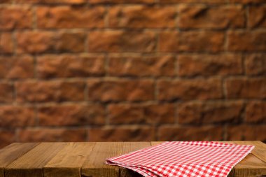 Yeşil grunge arka planında ahşap güverte masası olan arkaplan