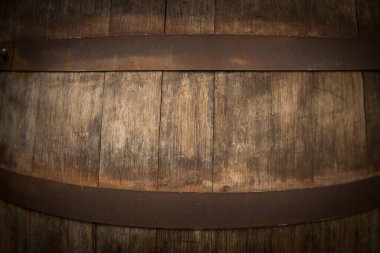 Kahverengi arka planda eski ahşap fıçı