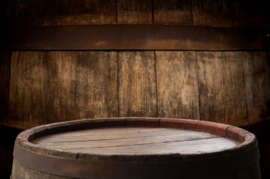 Kahverengi arka planda eski ahşap fıçı