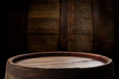 Kahverengi arka planda eski ahşap fıçı