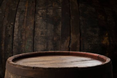 Kahverengi arka planda eski ahşap fıçı