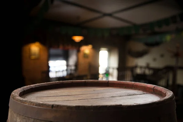茶色の背景に古い木製の樽 — ストック写真