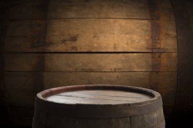 Kahverengi arka planda eski ahşap fıçı