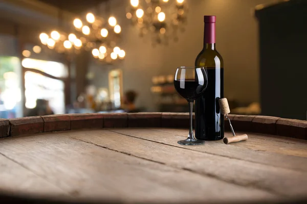 Vor Hölzernem Hintergrund Rotwein Ins Glas Gießen — Stockfoto
