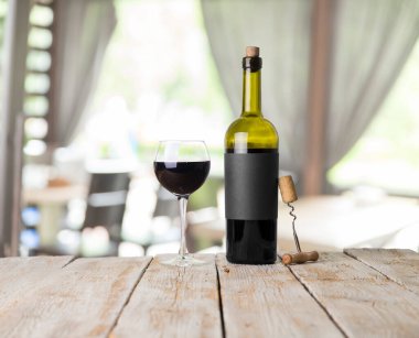 Ahşap zemine kırmızı şarap dökerek