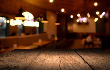 Barın üstü koyu kahverengi ve bardağın için boş alan