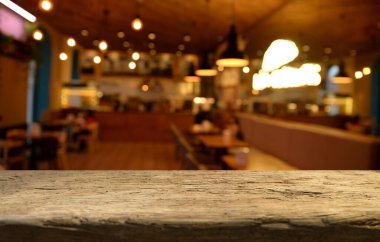 Barın üstü koyu kahverengi ve bardağın için boş alan