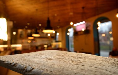 Barın üstü koyu kahverengi ve bardağın için boş alan